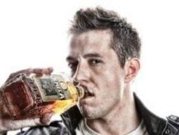 a man drinks alcohol how to quit smoking for free
